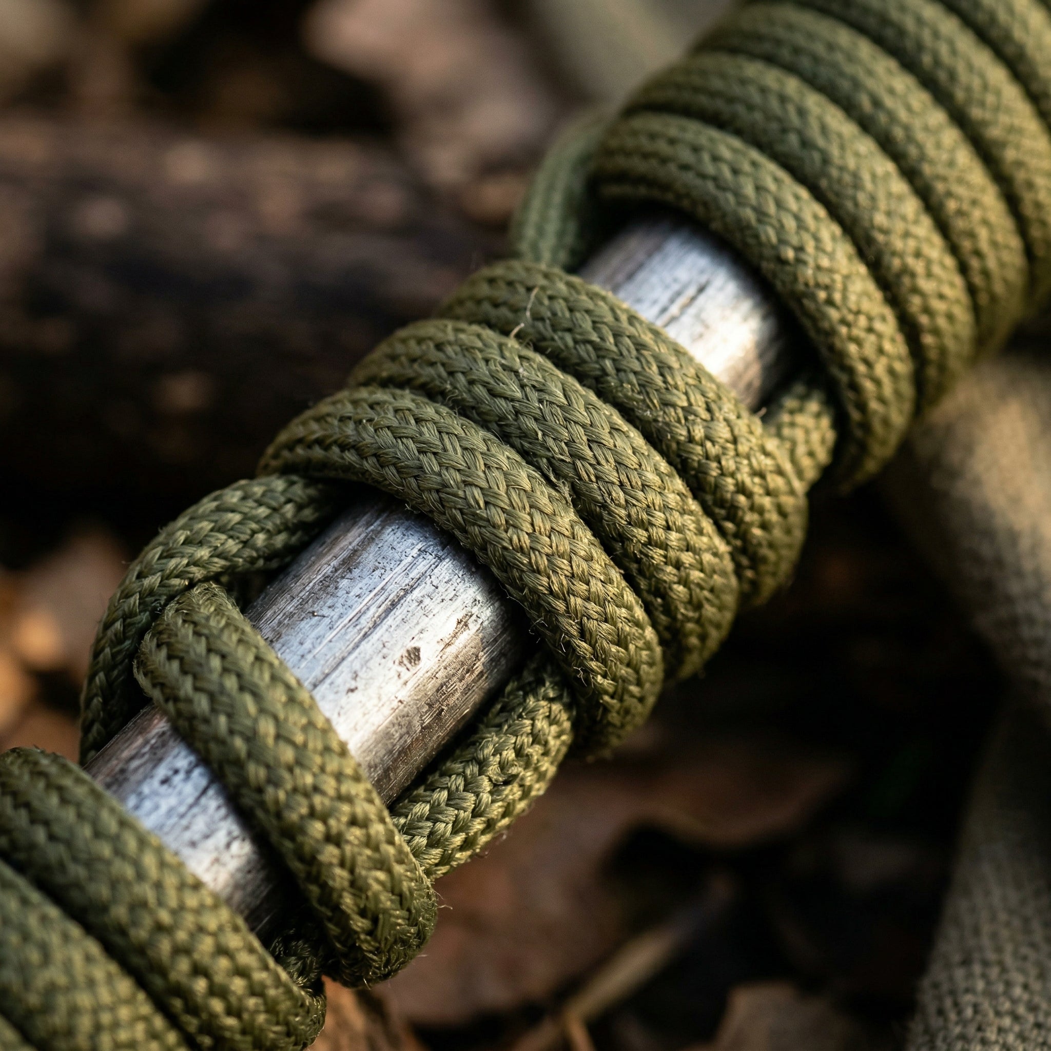 Paracord virvės detalė ant ugnies skeltuvo rankenos